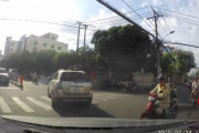 通話しながら運転するとこうなるっていうスクーター乗りのおじさん