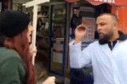 海外「イギリス、十字架を持ってムスリムを挑発する女と、イギリスはキリスト教国家ではないと主張するムスリム」