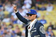 引退したド軍人気投手が山本由伸を後継者に指名して全米騒然！←「大谷じゃないのか？」「ヨシは何を贈るんだ？」（海外の反応）