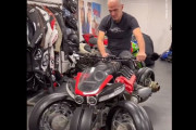 【動画】外国人「はぇ～これが空飛ぶバイクか～」