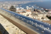 【ナポリの手すり、全部点字】海外「粋な発想だ」→「夏は激熱では」
