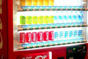 海外「日本は災害時に自販機から無料で水が飲める」→アメリカでもバールでこじ開けれるから一緒だぞ