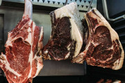 日本人が生肉を袋に入れて冷蔵した結果→ブラックジョークで笑ったｗｗｗ【タイ人の反応】