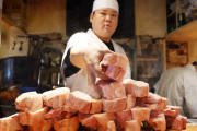 外国人「こんな超ド級の超厚切りカツ丼見せられたら食べたくなるだろ」