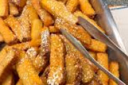 アメリカの学食を見た韓国人「すご...これ私たちには無理だわ...てか、野菜はどこいった??」