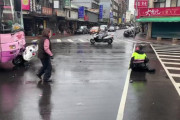 台湾人「信号無視して赤信号で走った台湾女性が運転するバスに轢かれた警察官について」