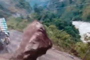車どころか人までも！？世界の地滑り映像集