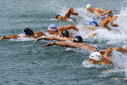 海外「マラソンスイミングって知ってる？」水の補給の仕方が笑っちゃうんだよね