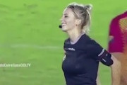 海外「ピッチの女神！」イエローカードを出すフリをして選手をからかう女性審判が海外で話題に！海外の反応
