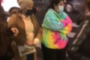 海外「インタビュー中に黒人に攻撃されるカメラマン」