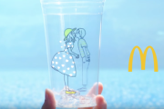 マックフィズのカップを透かして回すと女の子と男の子がキスするよ！→角度を調節するとそこには… 海外の反応