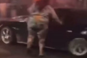 海外「女が車に轢かれるのを見て盛り上がる群衆」