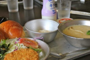 海外「日本の学校給食は先進国で最も栄養価が高いらしいぞ！！」俺たちアメリカ人が学校で食ってた物は何だったんだ・・・