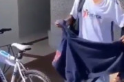 学校のクラスメイトからのサプライズに少年が号泣！その理由は･･･海外の反応
