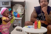 娘が可愛い小さなレストランを開店、それにレビューするパパと娘の関係性に笑みがこぼれる