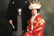 海外「タイムトラベルをして日本で結婚したみたいだ！」両親が80年代に日本で結婚したから、その伝統的な衣装の写真を見せるよ