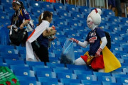 「凄い奴ら」日本のサッカーファンがスペインを倒した後も清掃を忘れないことに世界が騒然！（海外の反応）