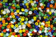 「36色のビーズが整理された箱を、5歳児が逆さに開けてしまったのがこちらになります…」海外ママの嘆き