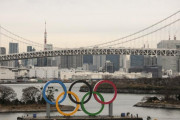 外国人「東京湾にオリンピックのシンボルが到着したぞー！」