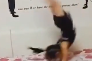 まわるまわるよ、くるくるまわる。いつまで回り続けられるのかバク転し続ける女の子。海外の反応