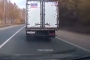 追い越し車線以外で追い越すのは危険です。トラックで前が見えないのに追い越そうとした結果・・・。海外の反応