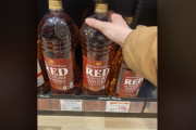 【海外の反応】日本ではウイスキーの4ℓのペットボトルが売られている　海外の反応「安すぎて間違った値札を見ているようだ、日本には大規模な飲酒問題がある」