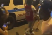 海外「パトカーの上で腰を振るアメリカ人女達」