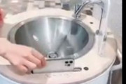 海外「日本は100年くらい先を行っているな」 手洗いしながらUVライトでスマホを消毒できる洗面台が話題に