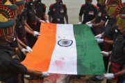 海外「インドで中国との国境紛争で殺された兵士の葬儀が行われる。習近平の写真が燃やされ、中国製品ボイコットが呼びかけられる」