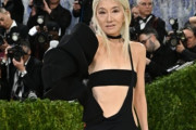 76歳ヴェラ・ウォンの大胆ドレスに韓国で賛否、「自己管理がすごい」と称賛も冷ややかな反応も