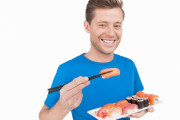 海外「見ていて痛々しすぎる・・・」ニュースに出てきた外国人の寿司の食べ方に、外国人が阿鼻叫喚！