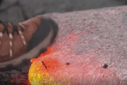 【動画】溶岩の採取 – 地質学者が火山に登ってどうやって溶岩を取るか知ってる？【海外の反応】