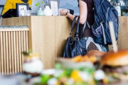 日本人女性のバッグはなぜ大きいの？20代一人暮らしOL仕事用バッグの中身をのぞき見！「バッグもカップも折り畳み！？」「ポーチで整理するのは賢い！」海外の反応