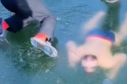 海外「氷の下を泳ぐパフォーマンスをやって出口が分からなくなる男」