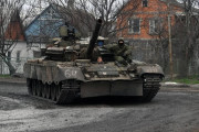 【強い】ウクライナ兵士、奪ったロシア戦車が動かないのでロシアのお客様相談センターに怒りの電凸ｗｗｗｗ