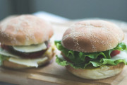 【海外の反応】バーガーキングの合体バーガー提案→世界平和の日のはずがマクドナルドと全面抗争に