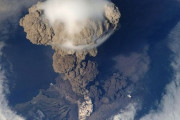 「宇宙ステーションから見た火山噴火の迫力がすさまじい…」海外の反応