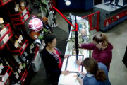 危機一髪！お店のカウンターから落ちた赤ちゃんを店のオーナーが救う！