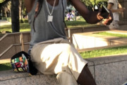 台湾人「大安森林公園で不法にサッカーを教えている黒人に罵られました。」
