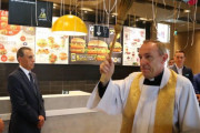 海外「マクドナルドがオープンした時に最初にやることは何か？祝福だ」
