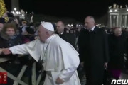 【ネチズン激論】ローマ教皇の手を引っ張ったのは韓国人？中国人？→韓国人「海外が日本人を疑わない…」＝韓国の反応