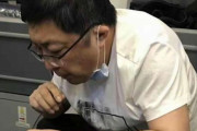 【凄すぎ】機内で乗客が膀胱破裂の恐れ→ 医師が口で尿を吸い取り命を救う