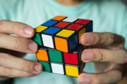 動画-難易度が高すぎる「目隠しルービックキューブ」これできる？【海外の反応】