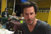 外国人「後ろにいるあの男の人、すっごいキアヌ・リーヴスに似てるんだけど(画像)」　海外の反応