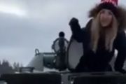 その戦車いらないならあたいがもらうよ。ウクライナ女子が放棄されたロシア車両を運転。海外の反応