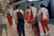 中国の反応「生物兵器だ」成田空港で日本のファンが中国選手団にマスクを外して接近！中国激怒【東京五輪】