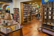 フランス人「経営してる漫画ストアを大きくしたので見てくれ！」
