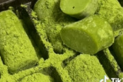 海外「美味しそう！」「なぜ日本では緑のデザートが好きなのか」抹茶パウダーをかけて食べる生チョコレート（海外の反応）