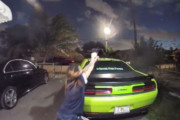 海外「馬鹿げた姿勢で銃を乱射する女」