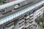 集合住宅の屋根の真上を高速道路が走る！中国の珍百景